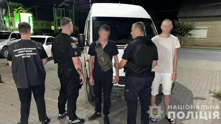 A kárpátaljai rendőrség őrizetbe vett egy 24 éves huszti járási férfit, aki a gyanú szerint katonaköteles fériakat csempészett át a zöldhatáron keresztül Romániába. Fotó: Kárpátaljai Megyei Rendőrség