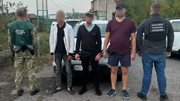 Egy embercsempészt, kiskorú segítőjét és egy hadköteles férfit fogtak el az ukrán határőrök Palagykomoróc közelében. Fotó: Ukrán Állami Határőrszolgálat