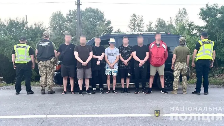 Kárpátalján a rendőrök őrizetbe vettek egy 28 éves embercsempészt és egy csoport hadköteles férfit. A férfiak 2000 dollárt fizettek az akadálymentes határátlépésért. Fotó: Nemzeti Rendőrség