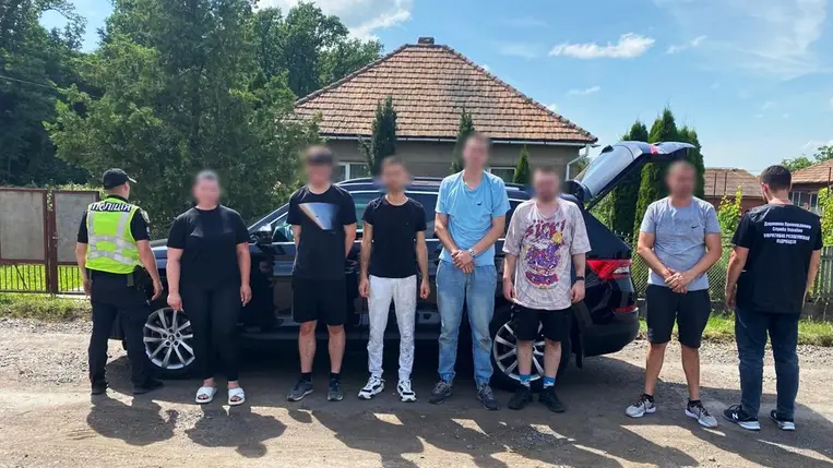Kárpátalján 5 ügyféllel együtt lebukott egy embercsempész. Fotó: Ukrán Állami Határőrszolgálat
