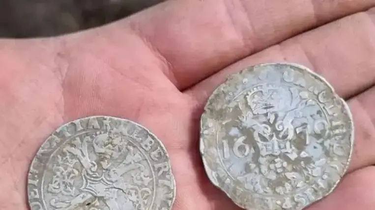 Fémdetektoristák 300 éves érméket ástak ki, amit egy legendás lengyel szélhámos rejtett el 