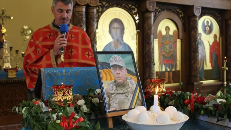 Kárpátalján utolsó útjára kisérték a háborúban elesett  41 éves Jevhen Moskolát. Fotó: Ilosvai Városi Tanács