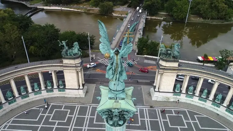 A barátság világnapja alkalmából találkoztak a budapesti Hősök terén több hatóság és szolgálat munkatársai