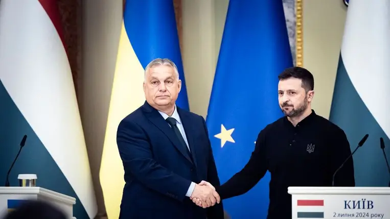 A Miniszterelnöki Sajtóiroda által közreadott képen Orbán Viktor miniszterelnök (b) és Volodimir Zelenszkij ukrán elnök kezet fog a tárgyalásuk után tartott sajtótájékoztatón Kijevben 2024. július 2-án. Fotó: MTI/Miniszterelnöki Sajtóiroda/Fischer Zoltán