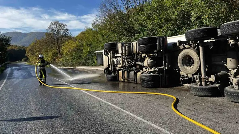 Bukove (Fakóbükk) és Velika Kopanya (Felsőveresmart) között felborult egy MAN teherautó. A sofőr szerencsére nem sérült meg. Fotó: DSZNSZ