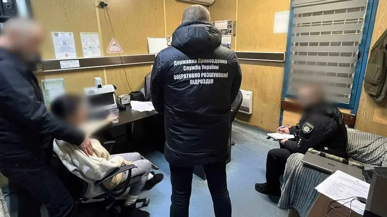 Az újlaki határátkelőn az ukrán határőrök lebuktattek egy fiktív házaspárt, akik Magyarországra szerettek volna eljutni. Fotó: Ukrán Állami Határőrszolgálat