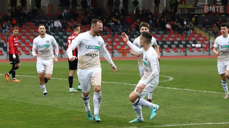 Súlyosan megsérült a magyar focista, mentő vitte el