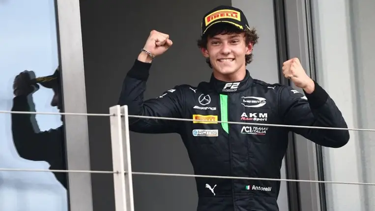 Eldőlt, ki lesz Lewis Hamilton utódja a Mercedesnél