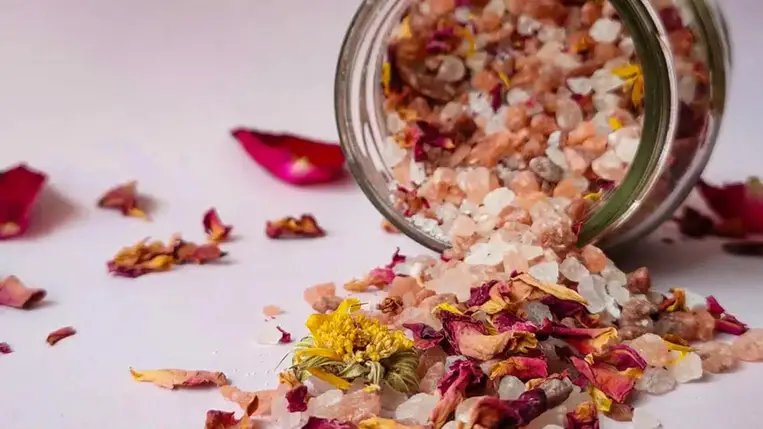 Aromaterápia ajándékba: 5 illatos, csináld-magad fürdősó téli estékre 