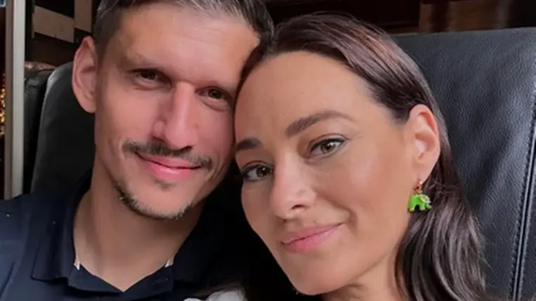 Ő Görög Zita 7 évvel fiatalabb párja: Zsolt edző Marco Rossi mellett