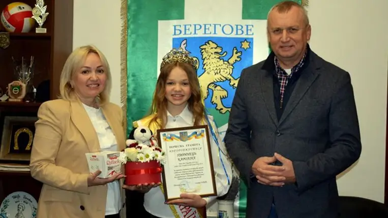Babják Zoltán, Beregszász polgármestere gratulált Karolina Pirinecnek, aki elnyerte a Mini Miss Ukraine 2024 Grand Prix címet, valamint a Junior Miss United World Grand Prix 2024 címet Dubaiban. Fotó: Babják Zoltán/Facebook
