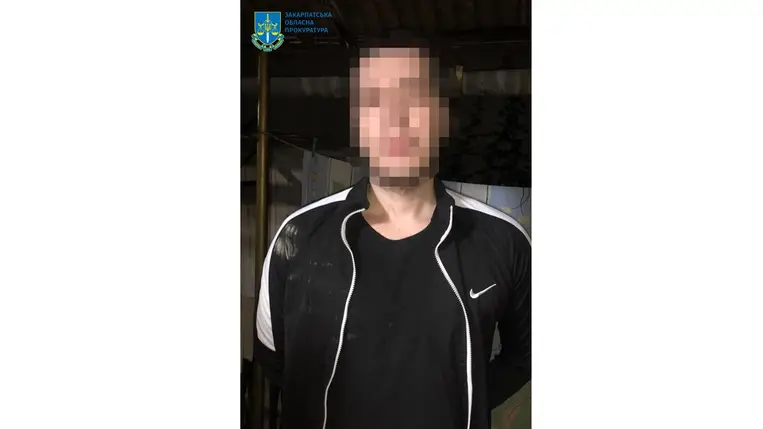 Óvadék letétele nélkül őrizetbe vették azt a férfit, aki Barkaszón fejen szúrta 24 éves lány ismerősét. Fotó: Kárpátaljai ügyészség