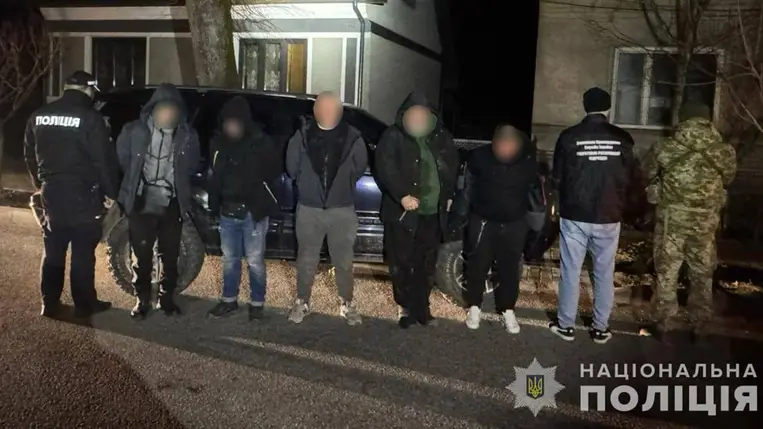 Egy 50 éves terebesfejérpataki férfi katonaköteles férfiak egy csoportját próbálta a Tisza  folyón keresztül Romániába csempészni. Fotó: Nemzeti Rendőrség