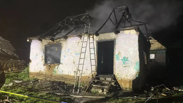 Egy anya és fia vesztette életét a Huszti járásban található Szombati (Szobatin) faluban kitört háztűzben. Fotó: DSZNSZ