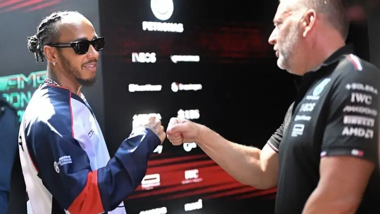 A Ferrarihoz igazoló Lewis Hamilton máris megkezdte a búcsúzkodást