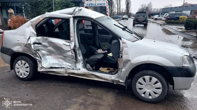 Az ungvári tűzoltók szabadítottak ki egy közlekedési balesetben megsérült nőt. Fotó: DSZNSZ