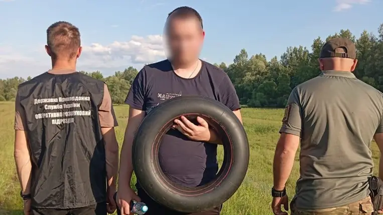 Egy gumi belsővel indították neki a határnak Kárpátalján. Ez a szolgáltatás 6000 ezer dollárba került. Fotó: Ukrán Állami Határőrszolgálat