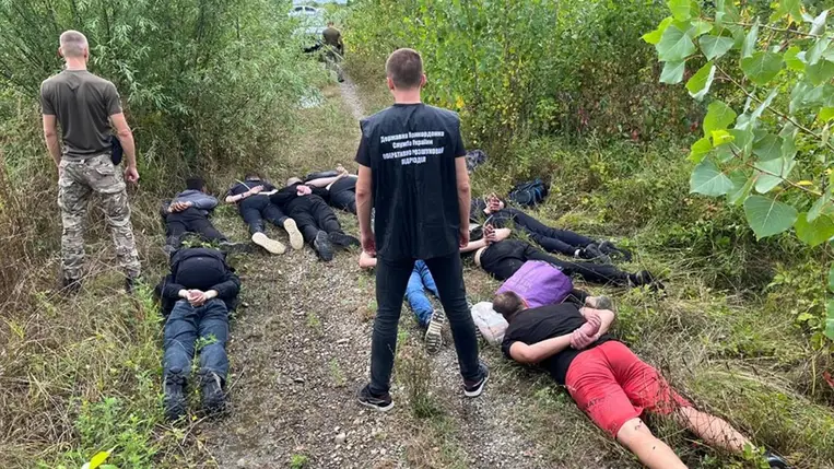 A kárpátaljai határőrök megállítottak egy 10 fős csoportot Tiszabökény határában, a magyar határ közelében. Fotó:  Ukrán Állami Határőrszolgálat