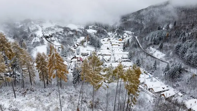 A drónnal készült képen havas táj Pásztó Mátrakeresztes településrészének közelében 2024. november 22-én; fotó: MTI/Komka Péter