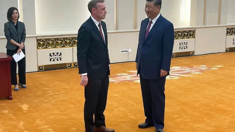 Jake Sullivan amerikai nemzetbiztonsági tanácsadót fogadja Hszi Csin-ping kínai elnök a pekingi Nagy Népi Csarnokban (Fotó: MTI/EPA/Reuters pool/Trevor Hunnicutt)