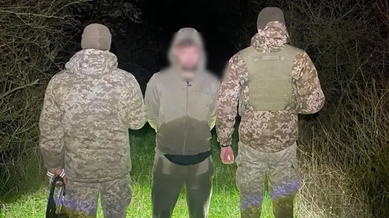 Eltévedt a magyar határ közelében és majdnem elsüllyedt a mocsárban a 29 éves férfi.A haranglábi határőrök siettek segítségére. Fotó: Ukrán Állami Határőrszolgálat