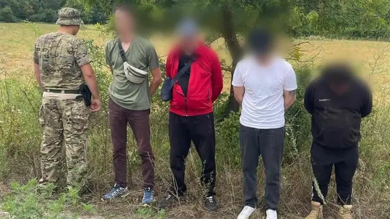 A kaszonyi kirendeltség határőrei 40 méterre a határtól tartóztattak fel két munkácsi, egy ungvári és egy ivano-frankivszki lakost. Fotó: Ukrán Állami Határőrszolgálat