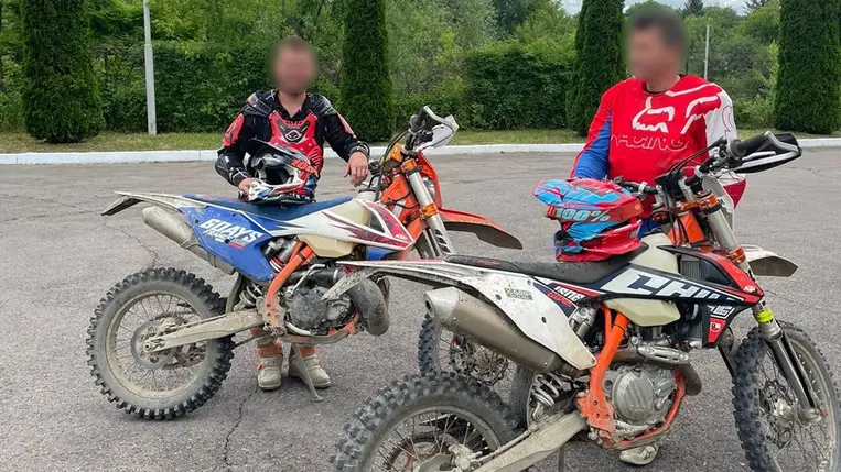 Két cseh terepmotoros férfi illegálisan lépte át az ukrán határt. Fotó: Ukrán Állami Határőrszolgálat