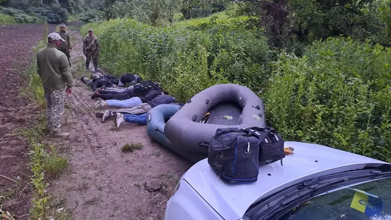 Kárpátalján őrizetbe vettek 7 férfit, akik az országhatárt képező Tiszán keresztül akartak átkelni Magyarországra. Fotó: Ukrán Állami Határőrszolgálat