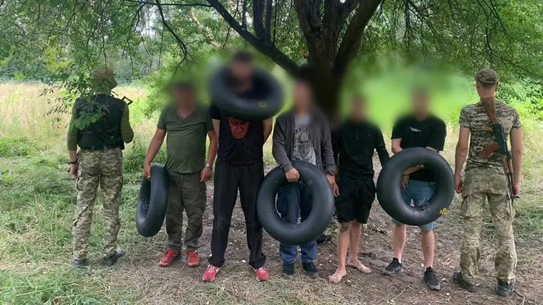 Az illegális határátlépéssel próbálkozó férfiak több ezer dollárt fizettek az embercsempésznek. Fotó: DPSZU