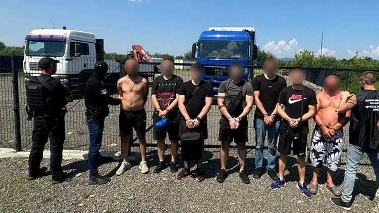 Kárpátalján a rendfenntartók elfogtak egy csoport illegális határátlépésre készülő hadköteles férfit és segítőiket. Fotó: Nemzeti Rendőrség