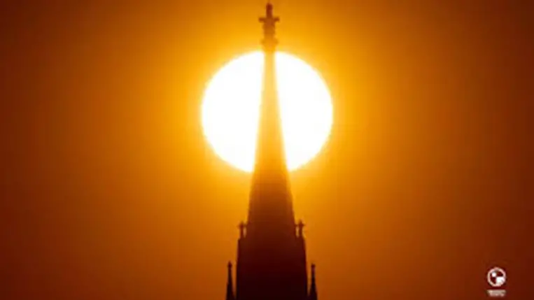 A lemenő Nap korongja a drezdai Luther Márton-templom mögött (Nemzeti Archívum)
