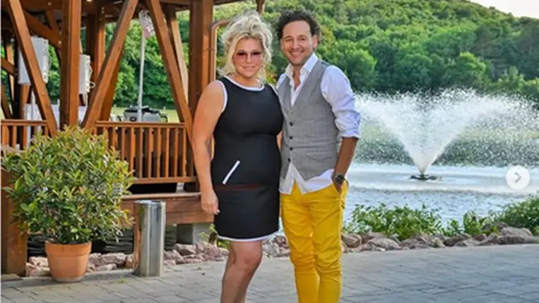 Ő Istenes Laci dögös, szőke felesége