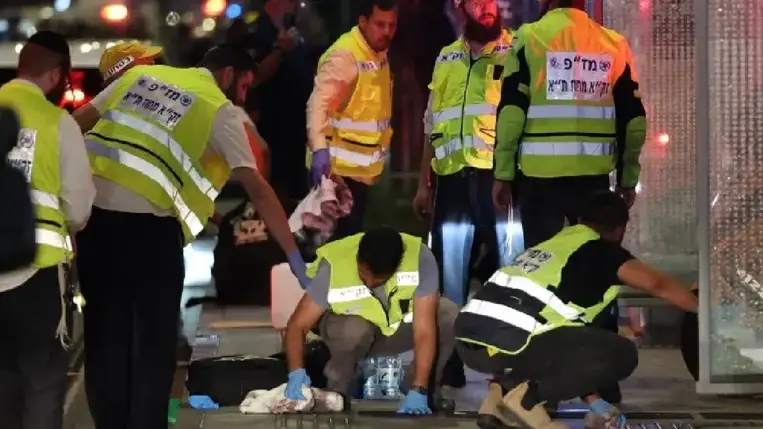 Helyszínelő rendőrök 2024. október 1-jén, miután fegyveresek járókelőkre nyitottak tüzet Tel-Aviv Jaffa kerületében. (Fotó: MTI/EPA/Abir Szultan)