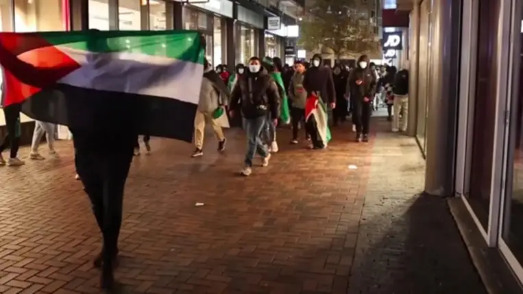 Palesztinpárti tüntetők Amszterdamban 2024. november 7-én este, amikor palesztinpárti tüntetők izraeli szurkolókra támadtak a labdarúgó Európa-ligában játszott Ajax Amsterdam-Maccabi Tel-Aviv mérkőzést követően. (Fotó: MTI/AP/InterVision)