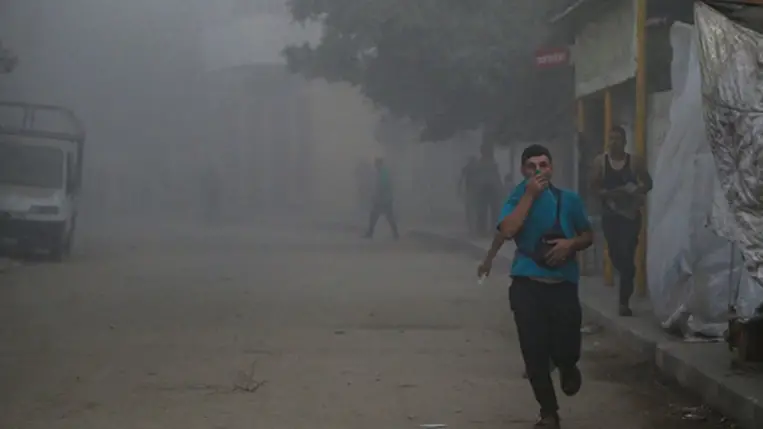 Palesztinok menekülnek fedezékbe egy izraeli légicsapást követően a Gázai övezetben, Deir Al Balah város nyugati részén, 2024. augusztus 06-án. (Fotó: EPA/Mohammed Saber)