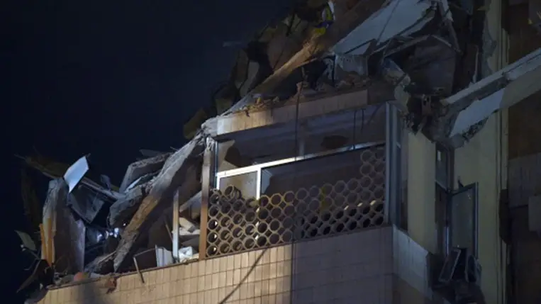 Az izraeli csapás által lerombolt lakóépület legfelső emeletei Bejrútban (Fotó: EPA/ Wael Hamzeh)