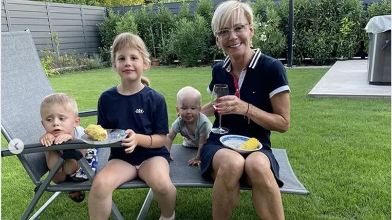 Jakupcsek Gabriella mindhárom unokájával