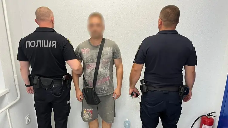 Kárpátalján letartóztattak egy 38 éves ungvári férfit, akit kábítószer-kereskedelemmel gyanúsítanak. A férfinél több mint 100 ezer hrivnya  értékű kannabiszt találtak. Fotó: Nemzeti Rendőrség