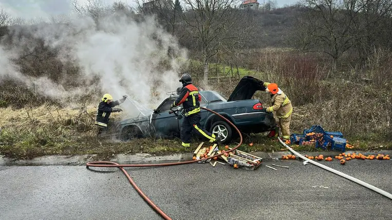 Kárpátalján, Beregszász közelében kigyulladt egy GAZ-3110 típusú autó motorháza. Fotó: DSZNSZ