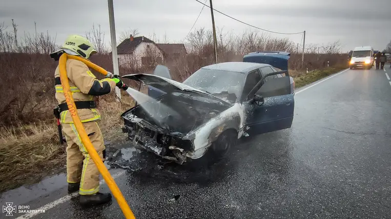 Tiszaújlak (Vilok) községben menet közben kigyulladt egy 1990-es évjáratú Audi 80.  Szerencsére személyi sérülés nem történt.  Fotó: DSZNSZ