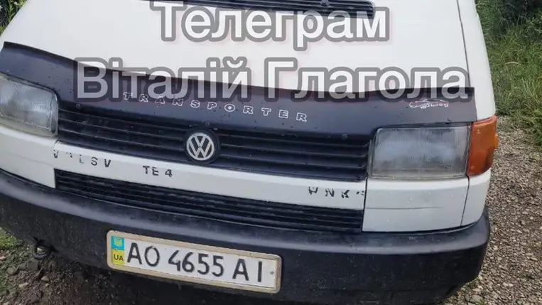 Egy Volkswagen Transporter kisbusz 18 férfi utasa menekülhetett át Magyarország területére átvágva a határmenti drótkerítést. Fotó: Vitalij Glagola