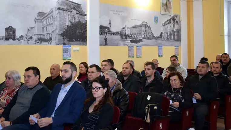 Rendkívüli ülést tartott a Beregszászi Városi Tanács, mely során a város alpolgármesterévé Huszár Pétert, a KMKSZ frakciójának képviselőjét nevezték ki. Fotó: Babják Zoltán/Facebook