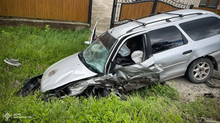 Többen megsérültek egy közúti balesetben Kárpátalján. Többek között egy 4 éves kislányt is. Fotó: DSZNSZ