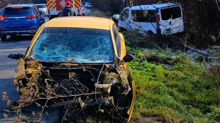 Kárpátalján összeütközött egy Opel Vivaro és egy Seat Ibiza gépkocsi. A sérülteket kórházba szállították. Fotó: DSZNSZ