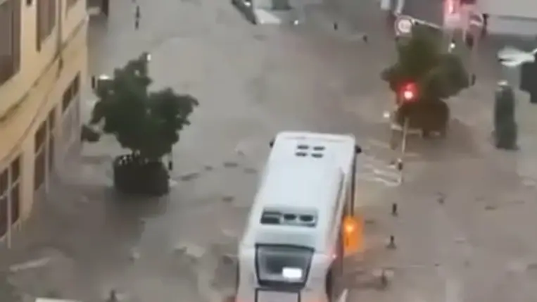 Özönvízszerű esőzések villámárvizeket okoztak a Francia Riviérán