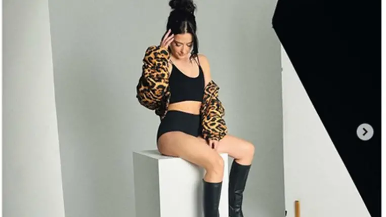 Lola fehérneműben pózolt