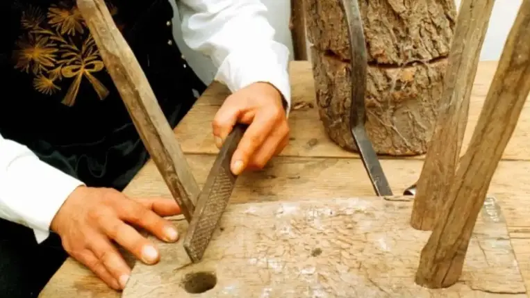Hagyományőrző mester Luca szék készítése közben (MTI Fotó: H.Szabó Sándor).
