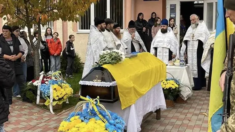 Elbúcsúztak Mikola Kijenko védőtől a Técsői járásban található Lázi községben. Técsői járás, Kárpátalja,2024. október 29. Fotó: Técsői Városi Tanács/Facebook