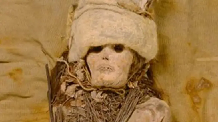 A világ legöregebb sajtja lehet a múmia hajába tapadó furcsa kő 