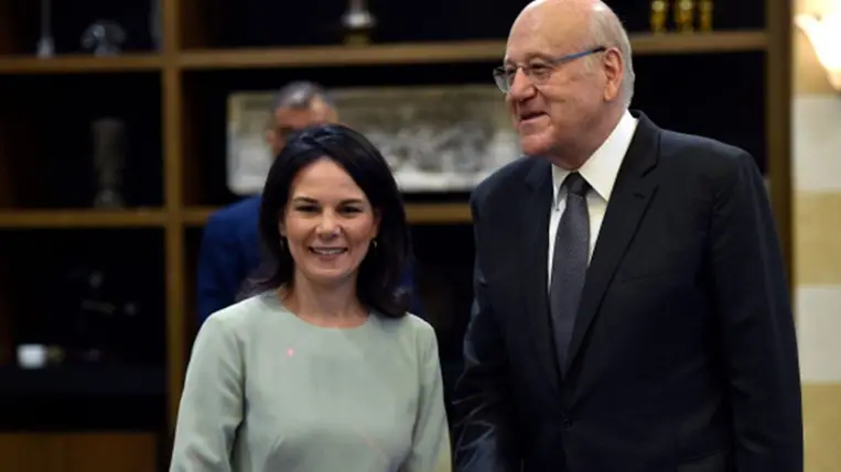 Nadzsib Mikáti libanoni miniszterelnök fogadja Annalena Baerbock német külügyminisztert Bejrútban (Fotó: MTI/EPA/Vael Hamzeh)